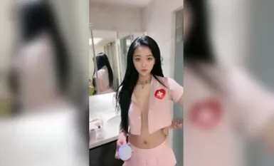 Gadis cantik dengan payudara yang cantik dan bibir merah dengan tatu di lengannya sedang bergambar di dalam bilik mandi, memasukkan alat penggetar pada kaki besarnya ke dalam lubang merah jambu yang sangat lembut, membuat bunyi air memancar keluar masuk, 