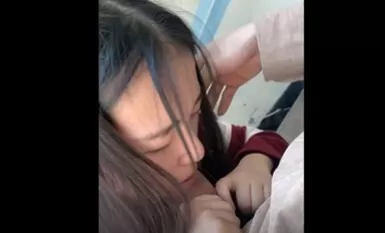 커플 누출 남자 친구 구강 섹스 큰 가슴 학생 여자 친구 입 넘쳐 주스 실크를 당기는 음란 극한이 정액 전체가 머리에 조금 고기 변기 여자 친구