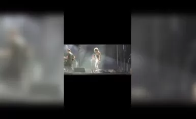 美知名摇滚乐队女主唱「乌莉斯塔」演唱现场当众脱裤“尿脸”男粉丝 高清720P原版无水印
