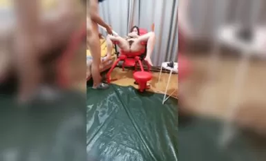 The slut on the octopus chair lets her big brother teach her, lewd sounds and slutty words, cunt spreader spreads the slut pussy to play with, anal plug pulls the beads to play with the chrysanthemums, enema sprays the water to burst the grass to insert t