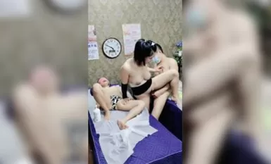 Cô kỹ thuật viên sexy trong tiệm massage ngoại tình sau lưng khách hàng, vừa xoa bóp ngực vừa xoa bóp cho cô.