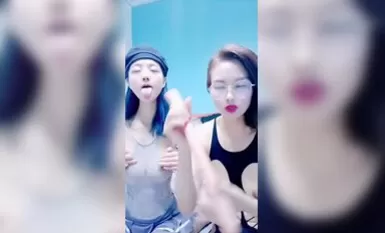 Ang ina ay nagsasanay sa kanyang anak na babae upang ipakita ang kanyang mukha sa buong proseso, na kung saan ay sexy at mapang-akit Ang ina ay napaka slutty at ang kanyang anak na babae ay nakapasok sa walang buhok na puki at moans wildly ang exciting na