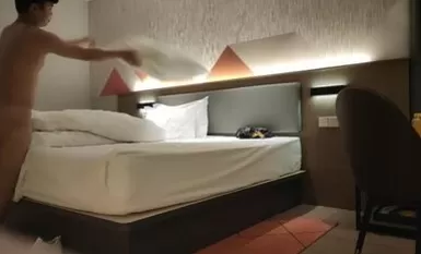 深夜約肉肉熟女，穿上黑絲跪地口交，69姿勢舔逼，抬腿抽插猛操，搞完再做服務享受一下
