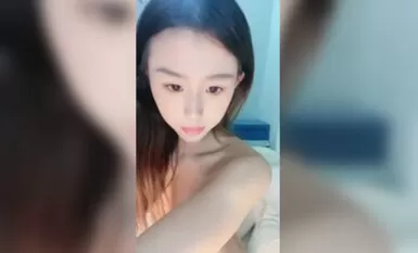 Để kiếm tiền, cô gái trẻ và thuần khiết đi ra biển. Cô chụp cận cảnh âm hộ của mình, xoa bóp âm vật và bôi chất bôi trơn quý giá của mình lên, xoa bóp và rên rỉ.