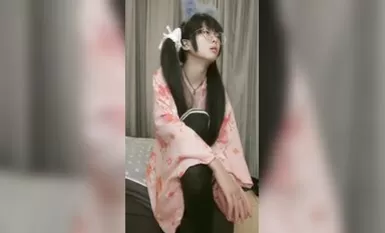 Cô bạn gái nhỏ độc quyền sinh năm 2000 với đôi tóc đuôi ngựa, âm hộ màu hồng, máy rung và máy rung. Cô ấy có dáng người nhỏ nhắn với vòng eo thon gọn và được xuyên thấu từ phía sau. Cô ấy là người giỏi nhất trong số các loại loli.