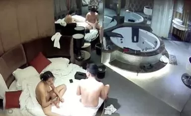 Cô bạn gái nóng bỏng ngực khủng đã dùng thử chiếc máy rung mới mua và vui vẻ nói: "Thật tốt." Cô chủ động yêu cầu bạn trai liếm âm hộ của mình trong khi người phụ nữ bay lên đang quan hệ tình dục trên cao và lời thoại rõ ràng.