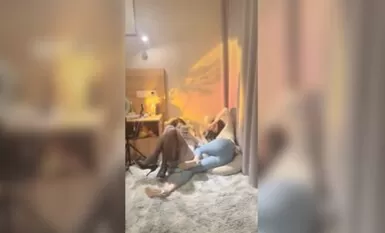 【初恋的香味】，终于抗不住了，吃了药连续干一天，极品女神姐妹花，无套轮插，人气高居不下