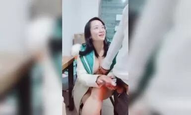 Cô chủ quán bán đồ mang đi đeo máy hút bụi, lén lộ bộ ngực lộ ra xoa bóp khi cửa mở, quan hệ với một nam thanh niên và làm tình say đắm, sau đó đóng cửa lại thổi kèn cho một con cặc to và đụ cô ấy từ phía sau.