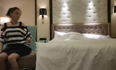 인터넷 채팅의 작은 걸레, 매력과 성숙한 여성, HD 촬영 수탉 핥기 및 깊은 목구멍, 보지를 문지르고 유혹하고, 열심히 섹스하고, 큰 엉덩이를 조이고, 항상 비명을 지르는 작은 걸레.