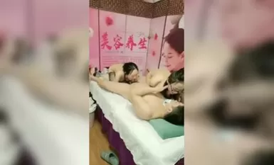 Abang sulung yang meminati kelab kecantikan dan kesihatan bergayut dengan juruteknik wanita berstokin hitam dan mempunyai dua orang menjilat puting dan seorang lagi menjilat batangnya Sungguh menggembirakan.