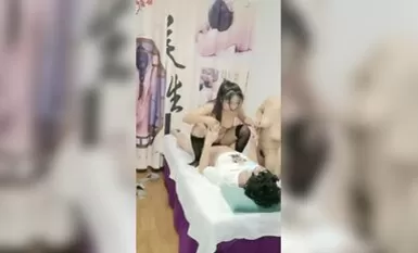 两个黑丝骚逼女技师调教新入职男员工，以身试技术教小伙如何按摩，激情双飞口交大鸡巴，两渣女把小伙草了