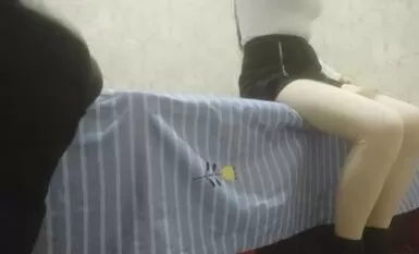 Dạo quanh các con phố và ngõ hẻm để mua đồ ăn nhanh, một cô gái trẻ xinh đẹp gợi cảm buộc tóc đuôi ngựa được đưa vào một căn phòng nhỏ và đụ cô ấy trực tiếp.