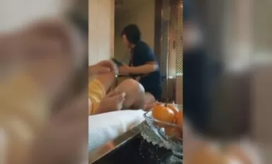 Isang batang babae na dalubhasa sa footbath at foot baths Ang technician na babae ay naakit sa kanyang uniporme pader at fucks kanyang asno mahirap.