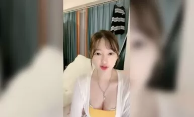 颜值区乖巧美女给大家露一波，撩起内衣超嫩美乳，揉捏娇喘呻吟好听，没穿内裤极品粉穴，手指拨弄非常诱惑
