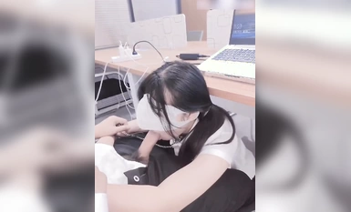 Masigasig sa opisina. Nagkusa ang slutty little secretary [Hu Jiuwan] na gumapang sa ilalim ng mesa at kumain ng malaking titi habang nagtatrabaho .