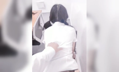 Masigasig sa opisina. Nagkusa ang slutty little secretary [Hu Jiuwan] na gumapang sa ilalim ng mesa at kumain ng malaking titi habang nagtatrabaho .