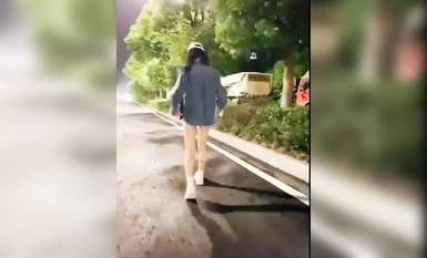 青春無敵 Twitter可鹽可甜嬌小大奶饅頭粉鮑少女福利姬【小耳】 私拍，JK狗鏈戶外露出紫薇，各种反差行為（2）