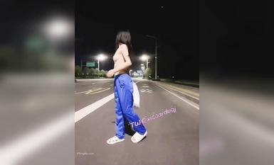 青春無敵 Twitter可鹽可甜嬌小大奶饅頭粉鮑少女福利姬【小耳】 私拍，JK狗鏈戶外露出紫薇，各种反差行為（2）