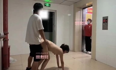 推特頂級露出藝術家極品身材反差嫩妹【奶味泡芙】私拍，各種戶外露出電梯口做愛偶遇鄰居一臉懵逼（5）