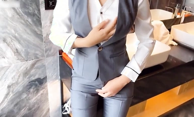 Contrast ang seksing babaeng white-collar worker [Adeless2] "Maging maamo, namamaga ang iyong mga suso at gustong sipsipin ito ng mga tao." nagmamadaling hubarin ang kanyang damit pangtrabaho at dumiretso sa damuhan.
