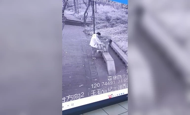 这两天抖音很火苏州常熟王石谷 小情侣打野战被消防中心监控全程直播 消防大队全体围观真刺激！5 分钟口交完整版