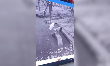 这两天抖音很火苏州常熟王石谷 小情侣打野战被消防中心监控全程直播 消防大队全体围观真刺激！5 分钟口交完整版