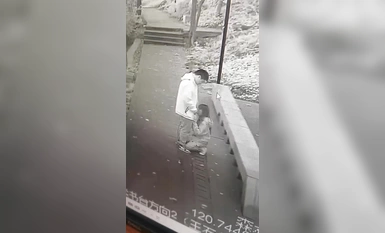 这两天抖音很火苏州常熟王石谷 小情侣打野战被消防中心监控全程直播 消防大队全体围观真刺激！5 分钟口交完整版