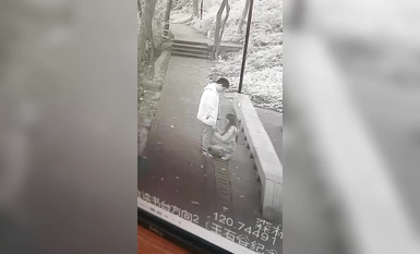 这两天抖音很火苏州常熟王石谷 小情侣打野战被消防中心监控全程直播 消防大队全体围观真刺激！5 分钟口交完整版