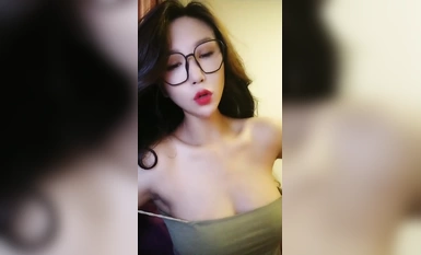 臉蛋漂亮精緻的G奶御姐『蘇老濕』高挑性感九頭身 騷舌舔乳艷舞誘惑 跳蛋自慰噴水 (3)