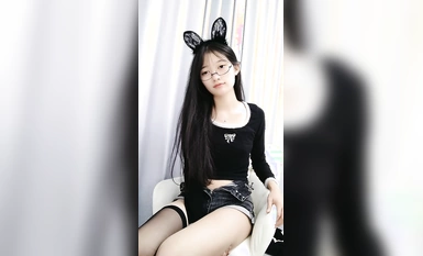 嬌滴滴極品美女【蔡蔡仙女】高顏值又很騷！牛仔短褲扭腰擺臀，脫下內褲揉穴，多毛騷逼近距離特寫，低低呻吟嬌喘