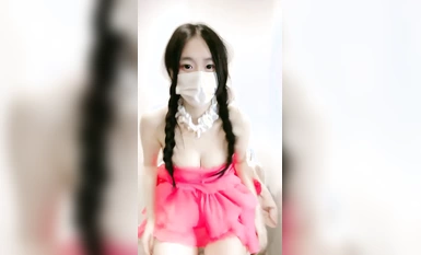 極品顏值辯子妹妹【菠蘿果醬】外表文靜清純！收費房自摸，撩下衣服白嫩奶子，粉嫩小穴掰開，白絲美腿誘惑