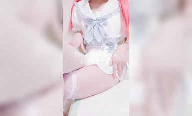 เค้กข้าวเหนียวเนื้อนุ่ม หอมหวาน ผ้าไหมสีขาว เผยให้เห็นเสื้อผ้าสะดือ