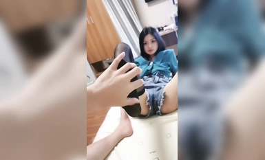 Isang maliit na batang babae na nag-aral ng pagsasayaw noong 2002, na may seksing itim na medyas at tukso Pagkatapos ng isang fuck, siya ay naligo at pagkatapos ay siniil siya muli.