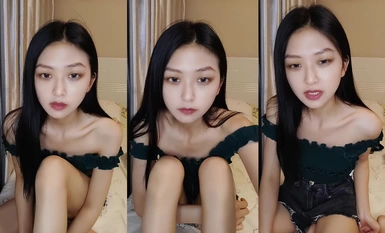 大二學舞蹈貧乳顏值美女誘惑啪啪，性感牛仔短褲對著鏡頭擺弄，足交特寫插嘴穿上黑絲，第一視角進進出出猛操