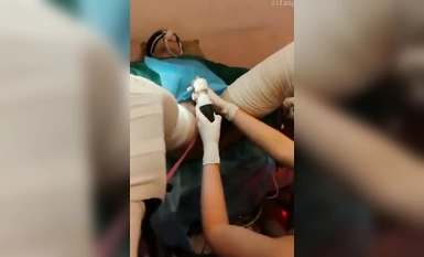 Lahat ba ng maliliit na ospital ngayon ay napakaligaw? Ang inosenteng nurse na nakasuot ng anghel ay tumutulong sa pasyente na magsalsal at magsagawa ng oral sex sa operating room! Ang mga doktor at nars na nagtatrabaho doon ay dapat na napakalaki ng suwe