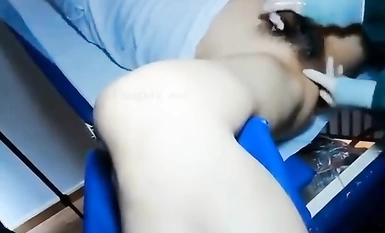 Lahat ba ng maliliit na ospital ngayon ay napakaligaw? Ang inosenteng nurse na nakasuot ng anghel ay tumutulong sa pasyente na magsalsal at magsagawa ng oral sex sa operating room! Ang mga doktor at nars na nagtatrabaho doon ay dapat na napakalaki ng suwe