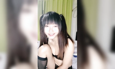 Ang seksing long-legged na babae na naka-itim na medyas ay umibig sa iyong kama (3)