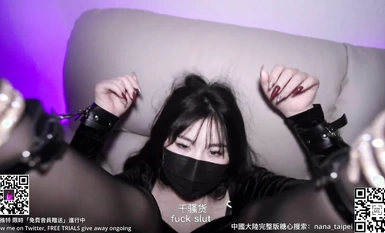 御姐尤物女神〖娜娜〗穿著黑絲筒襪高跟鞋，束縛綑綁舔腳，綁上雙手雙腿插入，最後濃精射滿整個小穴