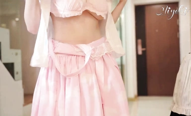 Gadis sekolah super muda kawaii merah jambu [Suzuki Misaki] mempunyai kaki jed sutera putih, berapa minit anda boleh bertahan di atas kaki anda? Stoking putih pink JK skirt pendek sangat menggoda dan seksi