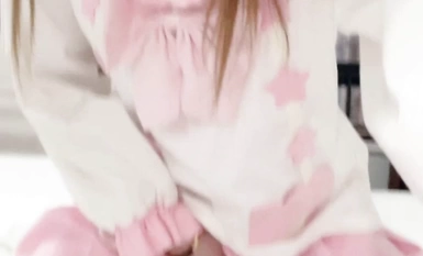 Gadis gaya loli yang muda dan tidak terkalahkan dengan kontras terbaik, [Amy-chan], menunjukkan wajahnya sedikit dan dirakam secara peribadi Dia dilatih oleh generasi kedua yang kaya dengan rambut kuning dan menidurinya dengan pelbagai cara. 2)