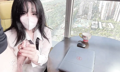 清純女神〖櫻桃空空〗清純秘書為升職加薪主動獻身老闆~落地窗前被爆操內射！又純又欲 小悶騷型
