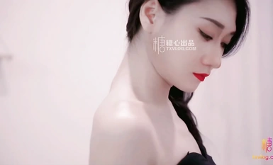 Dewi pramugari, dewi super berpandangan bintang [Duoyi], dewi pramugari berkaki panjang seksi berstokin hitam, dewi keren yang sangat selekeh di atas katil dengan ayam jantan besar untuk menakluki jalang dungu
