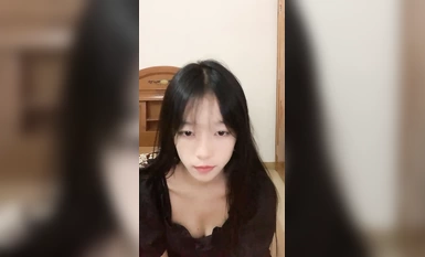 新來的學妹【？】鏡頭前賺學費，要狼友的大雞巴草她，全程露臉聽指揮穿上性感的黑絲誘惑，奶子堅挺特寫展示逼逼