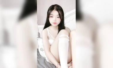 才藝美女【小洋洋呀】露臉我見猶憐精彩大秀直播，白絲情趣各種撩騷狼友，特寫粉嫩騷穴，揉奶玩逼洗澡艷舞刺激