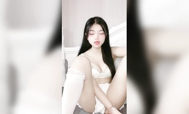才藝美女【小洋洋呀】露臉我見猶憐精彩大秀直播，白絲情趣各種撩騷狼友，特寫粉嫩騷穴，揉奶玩逼洗澡艷舞刺激