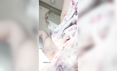 큰 분홍색 얼굴에 희귀한 하얀 호랑이 빵과 뚱뚱한 뚱보를 가진 젊고 재능있는 트위터가 자위하고 쓰다듬고 있습니다!