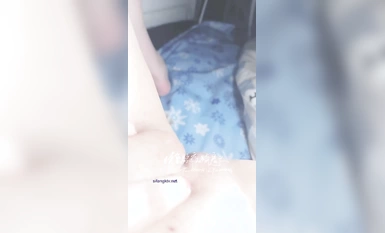 커다란 분홍색 얼굴에 희귀한 하얀 호랑이 빵과 살찐 꼬리를 가진 젊고 재능 있는 트위터입니다.