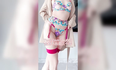 The best long legs slim body cunt nail harassment wife [gold secretary] private shoot, the park reveals nude cooking by the gold master back into wearing erotic shopping lewd water flowed a panty!