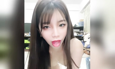 《台灣情侶泄密》直播賣貨的小妹在男友的淫威調教下又會是什麼表現❤️性感蕾絲睡衣 學生制服高潮噴水