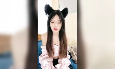 Nữ sinh tiểu học 18 tuổi siêu xinh đẹp và thanh tú với vẻ ngoài lạ thường và đôi tất đen (3)